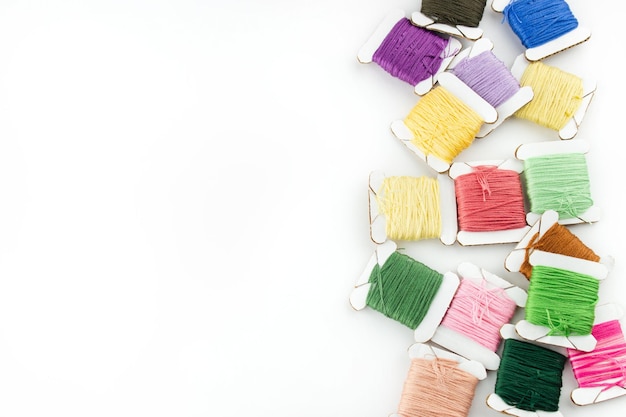 kolorowe nici na białym tle