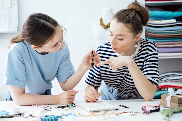 dwie osoby pracujące nad haftem